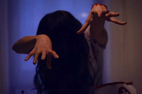 nő, fekete, haj, póz, fekete haj, Sadako, emberek, nők, nőstények, fedett, felnőtt, kaukázusi népesség, fiatal felnőtt, csak egy nő, csak nők, csak felnőttek, egy ember, emberi kar, frizura, álló, összpontosít az előtérre, deréktól felfele, emberi testrész, végtag, közepén felnőtt, emberi végtag, felemelt karok, divat, otthoni szoba, háromnegyed hosszúságú, színpad, 1080P, CC0, közkincs, jogdíjmentes
