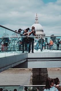 lidé, stojící, zábradlí, přijímání, fotografie, dva, osoba, mluvící, obrázky, mluvící obrázky, venku, slavné místo, galata bridge, turista, městské scény, Londýn, Anglie, destinace, velká skupina lidí, náhodné osoby, muži, námořní plavidlo, den, voda, architektura, stavba, skupina lidí, skutečných lidí, exteriér budovy, nebe, cestovat, přeprava, životního stylu, Příroda, dospělý, dav, mrak - nebe, 5K, CC0, veřejná doména, bez autorských práv