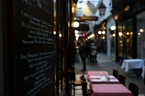 mělký, zaostřovací fotografie, restaurace menu, nepojmenovaná, Jídelní lístek, stůl, kavárna, restaurace, podepsat, sdělení, text, architektura, město, náhodné osoby, svítí, prkno, podnikání, exteriér budovy, stavba, budova, západní skript, noc, selektivní zaměření, data, Černá tabule, 5K, CC0, veřejná doména, bez autorských práv
