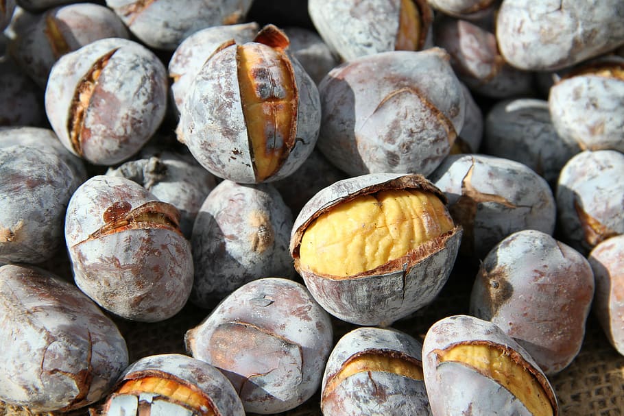kastanier, ristede kastanjer, stor gruppe af objekter, mad, mad og drikke, velvære, friskhed, sund kost, fuld ramme, baggrunde, overflod, stilleben, ingen mennesker, tæt på, dag, møtrik - mad, marked, frugt, nød, høj vinkel visning, indendørs, detail, 5K