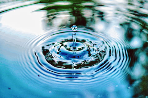 gota d'aigua, primer pla, fotografia, ondulació de l’aigua, aigua, tirar, patró, gota, llac, cercle, resum, naturalesa, a l'aire lliure, ondulat, moviment, cap gent, esquitxades, concèntric, blau, esquitxades de gotes, caient, marc complet, fons, puresa, impacte, frescor, reflexió, fotografia d'alta velocitat, netejar, aigua corrent, 4K, CC0, domini públic, lliure de regalies
