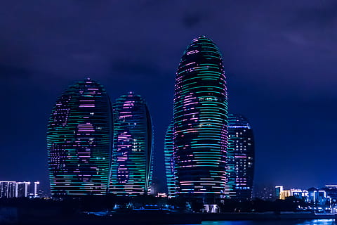 skyline della città, notte, edifici della città, ore notturne, costruzione, architettura, Torre, grattacielo, luci, esterno dell'edificio, struttura costruita, città, illuminato, edificio per uffici esterno, paesaggio urbano, moderno, natura, cielo, ufficio, alto - alto, all'aperto, paesaggio, acqua, nessuno, distretto finanziario, vita notturna, 4K, CC0, dominio pubblico, privo di copyright