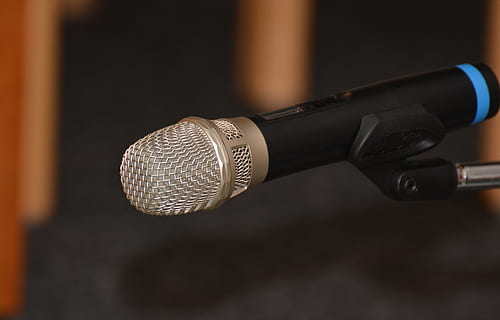svart, blå, mikrofon, mikro, teknologi, prata, rutnät, metallisk, ljud, närbild, inget folk, reflexion, inomhus, musik, svart bakgrund, dag, inmatningsapparat, Utrustning, fokusera på förgrunden, konstkultur och underhållning, metall, kommunikation, enda objekt, silverfärgad, svart färg, selektiv fokusering, förväntan, ljudutrustning, krom, 4K, CC0, offentligt domän, royaltyfria
