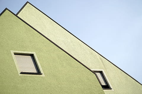 verde, casa mansarda, alb, cer, casa verde, pod, cerul alb, arhitectura și clădirile, casă, exteriorul clădirii, arhitectură, nici o persoana, construită, imagine color, clădire rezidențială, albastru, vedere unghiulară joasă, cer senin, zi, clădire, fereastră, natură, în aer liber, zonă rezidențială, lumina soarelui, însorit, model, montare pe perete, spațiu copie, 5K, CC0, domeniu public, fără drepturi de autor