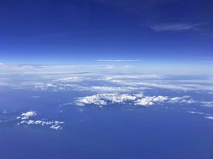 Flugzeug, Himmel, Wolken, Blau, Luft, Flug, fliegen, Ebene, wolkig, Horizont, Wolkengebilde, Atmosphäre, Foto, Natur, wolke - himmel, Luftaufnahme, Szenen - Natur, Schönheit in der Natur, keine Leute, Platz, Umgebung, Ruhe, draußen, idyllisch, ruhige Szene, flauschige, Hintergründe, Tag, Meteorologie, über, Weichheit, 4K, CC0, gemeinfrei, lizenzfrei
