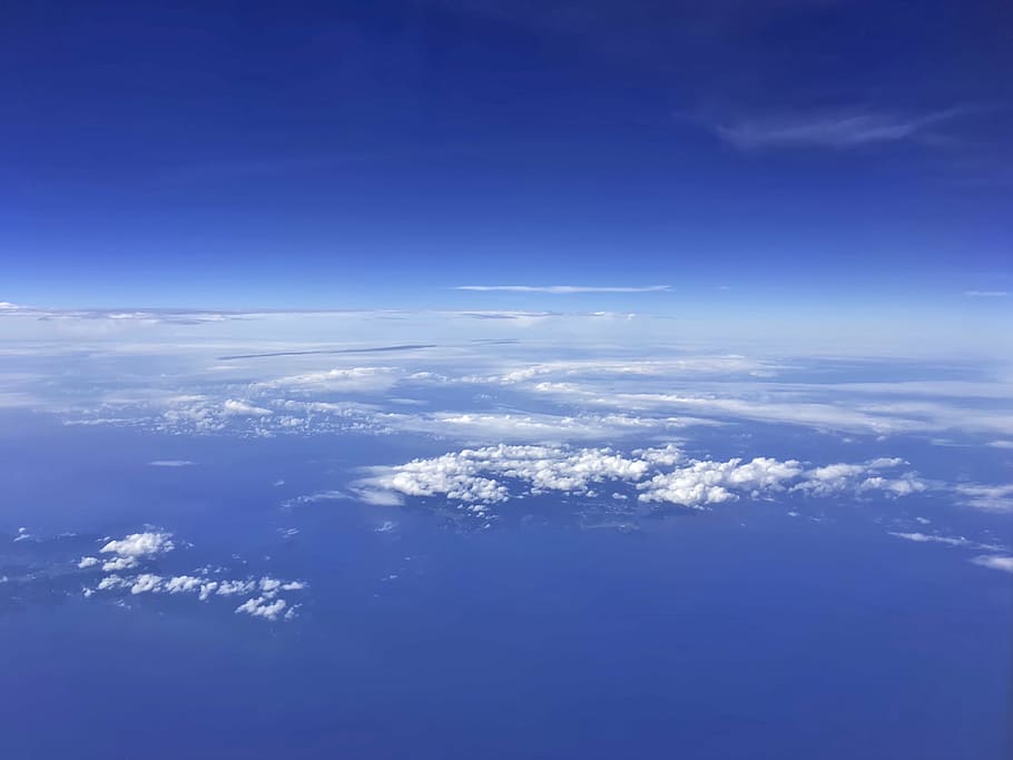 Flugzeug, Himmel, Wolken, Blau, Luft, Flug, fliegen, Ebene, wolkig, Horizont, Wolkengebilde, Atmosphäre, Foto, Natur, wolke - himmel, Luftaufnahme, Szenen - Natur, Schönheit in der Natur, keine Leute, Platz, Umgebung, Ruhe, draußen, idyllisch, ruhige Szene, flauschige, Hintergründe, Tag, Meteorologie, über, Weichheit, 4K