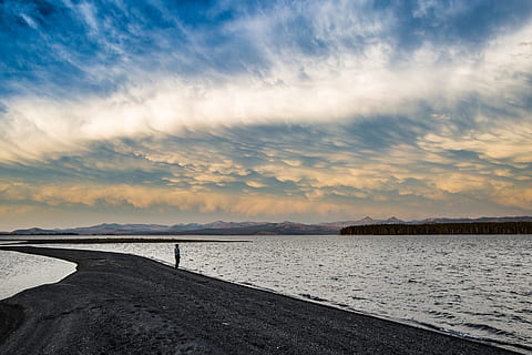 foto, persona, de peu, barra de sorra, mirant, cos, aigua, durant el dia, tempesta, núvols, neteja, temps, llac de Yellowstone, cloudscape, núvol, cel, blau, clima, blanc, gris, meteorologia, ennuvolat, pensatiu, Riba, llac, parc nacional de Yellowstone, wyoming, EUA, paisatge, escènic, muntanyes, horitzó, núvol - cel, escenics - natura, bellesa a la natura, mar, tranquil·litat, escena tranquil·la, posta de sol, naturalesa, platja, muntanya, cap gent, idíl·lic, terra, escena no urbana, a l'aire lliure, cel dramàtic, 2K, CC0, domini públic, lliure de regalies