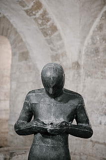 rzeźba Antoniego Gormleya, katedra w Winchester, czarny, beton, statua, na stojąco, Ściana, kamień, budynek, architektura, reprezentacja, rzeźba, ludzka reprezentacja, sztuki i rzemiosła, męskie podobieństwo, kreatywność, zbudowana struktura, skupić się na pierwszym planie, żadnych ludzi, historia, przeszłość, religia, wewnątrz, dzień, stary, wiara, rzemiosło, duchowość, 4K, CC0, domena publiczna, darmowe zdjęcia