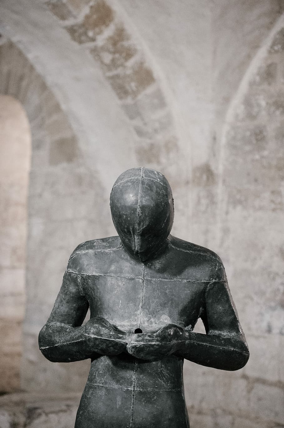 escultura antiga de gormley, Winchester Cathedral, negre, concret, estàtua, de peu, paret, pedra, edifici, arquitectura, representació, escultura, representació humana, art i artesania, semblança masculina, creativitat, estructura construïda, centrar-se en primer pla, cap gent, història, el passat, religió, a l'interior, dia, vell, creença, artesania, espiritualitat, 4K