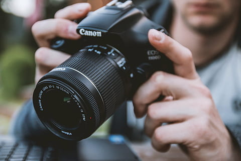 schwarz, Canon DSLR-Kamera, Arbeit, dslr, Kamera, Kanon, Foto, Fotograf, Stadt, Linse, Fotoshooting, Hände, Technologie, Fotografie-Themen, Kamera - Fotoausrüstung, Objektiv - optisches Instrument, Nur ein Mann, Fotografieren, eine Person, Erwachsene, Digitalkamera, Männer, Nahansicht, Fotoausrüstung, menschliche Hand, Linse - Auge, halten, Besetzung, Hand, Aktivität, Fokus auf den Vordergrund, Spiegelreflexkamera, Dreharbeiten, 4K, CC0, gemeinfrei, lizenzfrei