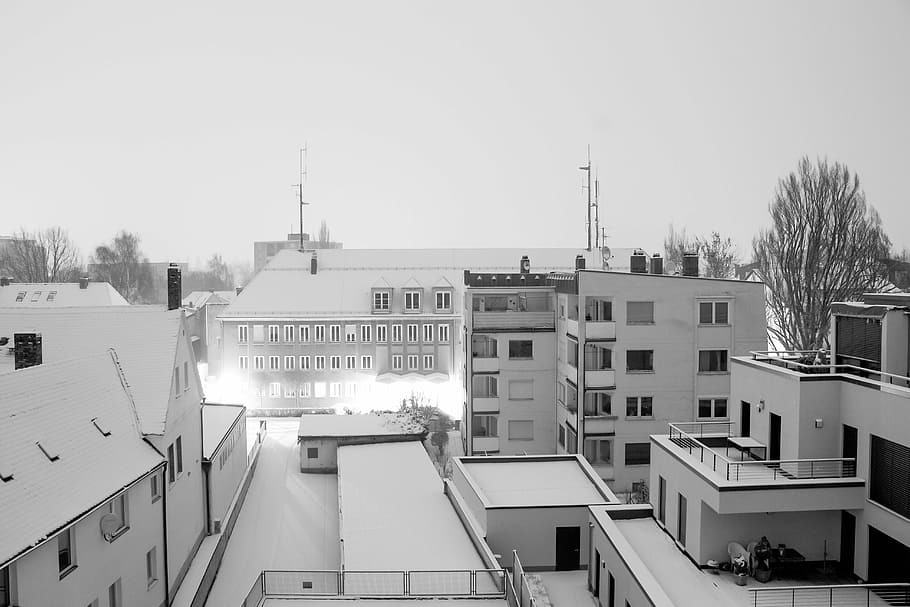 blanc, concret, edificis, cases, cel, arquitectura, edifici, infraestructura, terrat, poble, blanc i negre, estructura construïda, exterior de l'edifici, naturalesa, barri residencial, cel clar, ciutat, cap gent, dia, a l'aire lliure, llum solar, hivern, arbre, aigua, casa, còpia espai, sostre, temperatura de fred, apartament, 5K