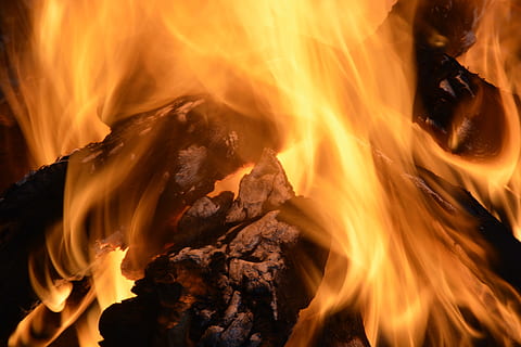 fuoco, carbone, giallo, ambiente, legna, caldo, barbecue, arancia, fuliggine, vicino, fiamma, scoppiare, Aperto, ardente, calore - temperatura, fuoco - fenomeno naturale, nessuno, avvicinamento, natura, movimento, colore arancione, ceppo, legno - materiale, notte, raggiante, lunga esposizione, cenere, bellezza nella natura, legna da ardere, falò, potere in natura, 5K, CC0, dominio pubblico, privo di copyright