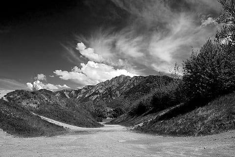 krajina, Černý a bílý, dramatický, vysokohorský, hory, armas, kopec, pryč, mrak, drama, nebe, mrak - nebe, krása v přírodě, scenics - příroda, strom, rostlina, nikdo, klidné scény, hora, silnice, směr, mimoměstské scény, Příroda, klid, cesta vpřed, přeprava, den, životní prostředí, venku, dlouho, 1080P, CC0, veřejná doména, bez autorských práv