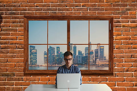 mand, foran, sølv macbook, arbejder, det, Informationsteknologi, computer, forretning, by, kontor, bærbar, skrivebord, udsigt, innovation, virksomhedernes, udøvende, maskinskrivning, vindue, skyskraber, trådløs teknologi, meddelelse, mursten, murstens væg, forfra, en person, bruger bærbar computer, væg, hanner, forbindelse, voksen, teknologi, arkitektur, herrer, indendørs, 4K, CC0, offentligt domæne, royaltyfrie
