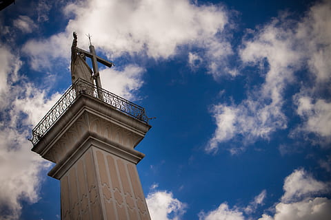 cielo azul, nubes, día, nube, viento, cielo, azul, paisaje, Brasil, estatua, Cristo, cruz, parque, tranquilidad, vista, nube - cielo, arquitectura, vista de ángulo bajo, al aire libre, estructura construida, naturaleza, nadie, exterior del edificio, torre, el pasado, historia, destinos de viaje, columna arquitectonica, viaje, turismo, edificio, altura maxima, reloj, aguja, 5K, CC0, dominio público, libre de derechos