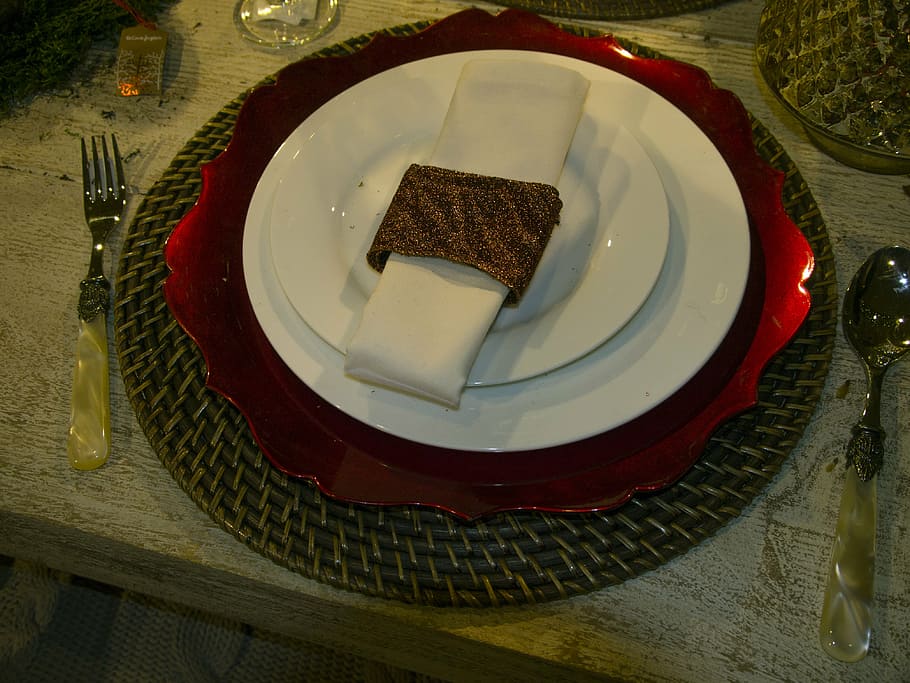 decoració, plat, servei, placa, taula, vaixella, menjar i beguda, menjar, utensili per menjar, postres, frescor, a l'interior, natura morta, menjar dolç, vista d’angle alt, estri de cuina, configuració de lloc, llest per menjar, forquilla, dolç, cap gent, pastís, al forn, indulgència, mat de lloc, temptació, pastís de formatge, ganivet de taula, configuració, 4K
