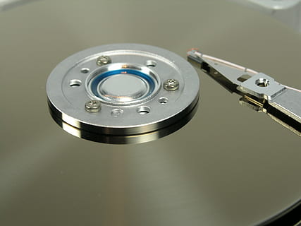 Technologie, Computer, Speichermedium, Datenspeicher, datailaufnahme, Daten, Festplatte, Nahansicht, Platte, pc, Computerteil, Aufzeichnung, drinnen, keine Leute, High Angle View, Metall, Ausrüstung, Ablagefach, Musik-, Kommunikation, silberfarben, Compact Disc, glänzend, Kreis, grau, Computerausrüstung, Kunst, Kultur und Unterhaltung, elektrische Ausrüstung, stehlen, 2K, CC0, gemeinfrei, lizenzfrei