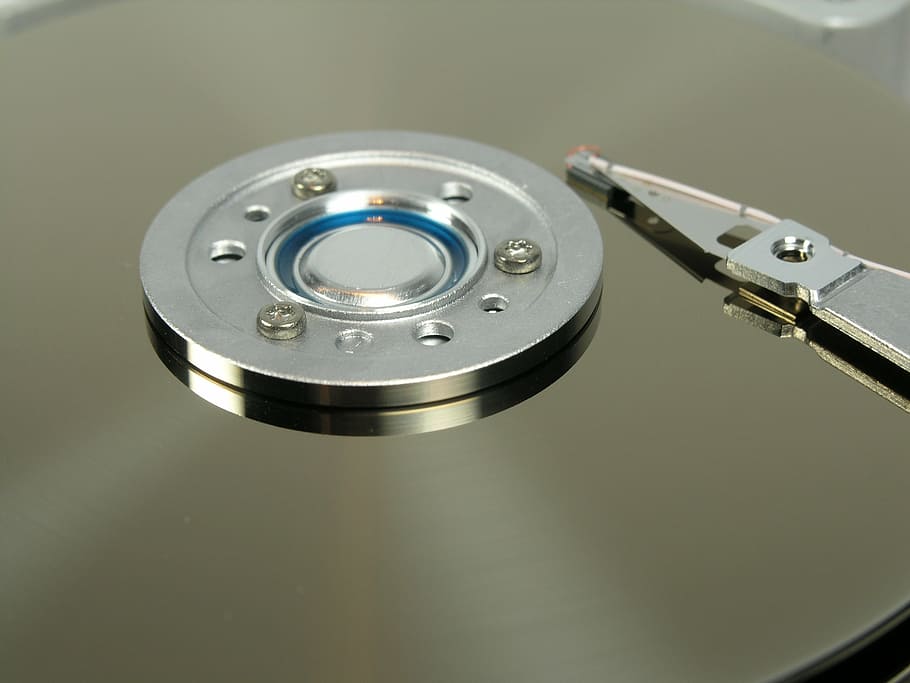 tecnologia, ordinador, suport d’emmagatzematge, botiga de dades, datailaufnahme, dades, disc dur, primer pla, disc, PC, part de l’ordinador, registre, a l'interior, cap gent, vista d’angle alt, metall, equipament, compartiment d’emmagatzematge, música, comunicació, color plata, disc compacte, brillant, cercle, gris, equips informàtics, cultura i entreteniment artístic, equipament elèctric, acer, 2K