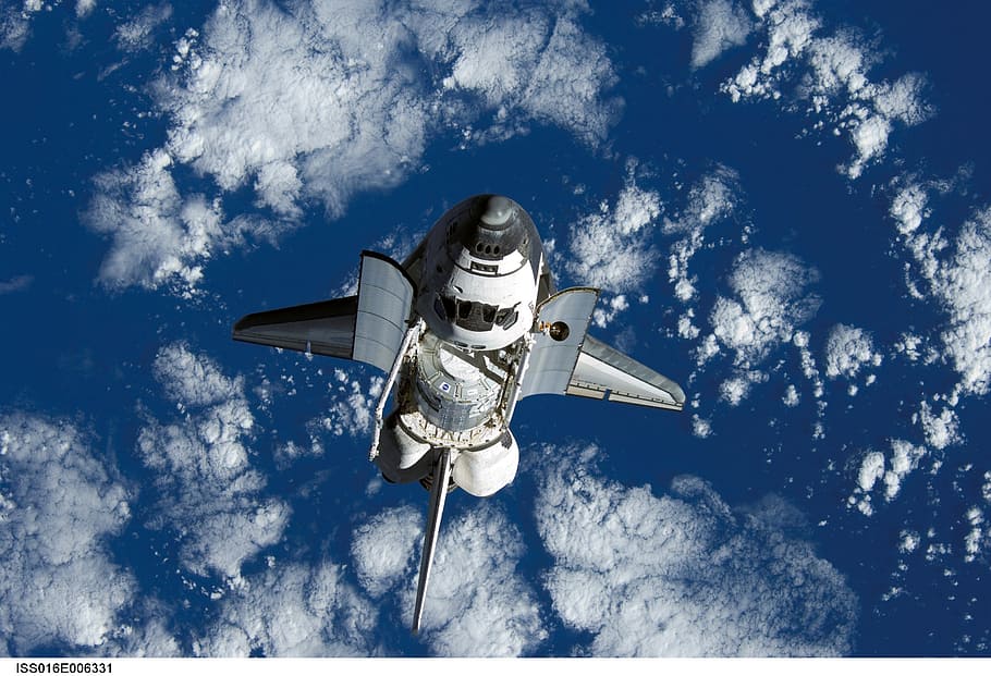 negre, blanc, transbordador espacial, descobriment, terra, núvols, nau espacial, òrbita, vaixell, cel, núvol - cel, cap gent, naturalesa, espai, blau, vista d’angle baix, transport, exploració espacial, dia, volant, manera de transport, vehicle de viatge espacial, vehicle aeri, a l'aire lliure, astronomia, tecnologia, a l'aire, vigilància, exploració, 2K
