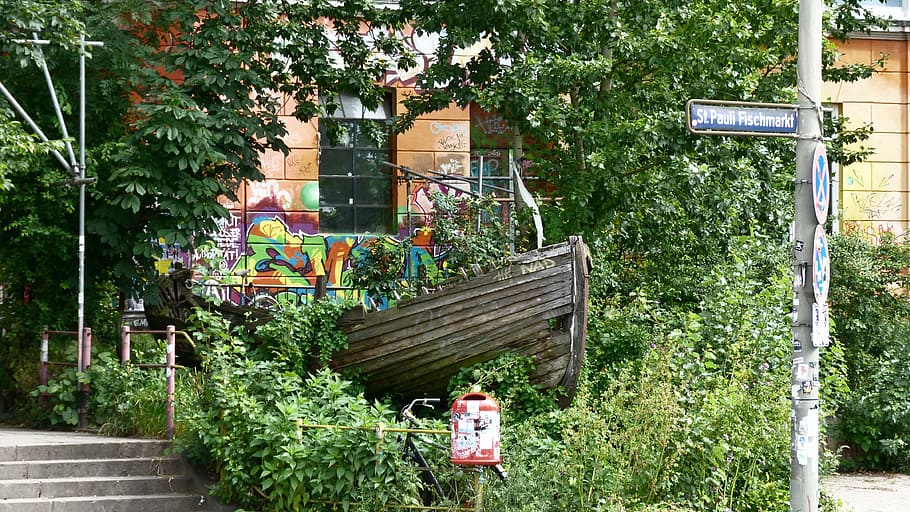 Hamburg, arrencada, vell, caduc, vaixell de fusta, casa, carretera, cartell de carrer, planta, arquitectura, estructura construïda, arbre, exterior de l'edifici, naturalesa, dia, creixement, color verd, persones reals, edifici, activitat d'oci, homes, a l'aire lliure, dones, estils de vida, vista del darrere, dues persones, gent, roba casual, 4K