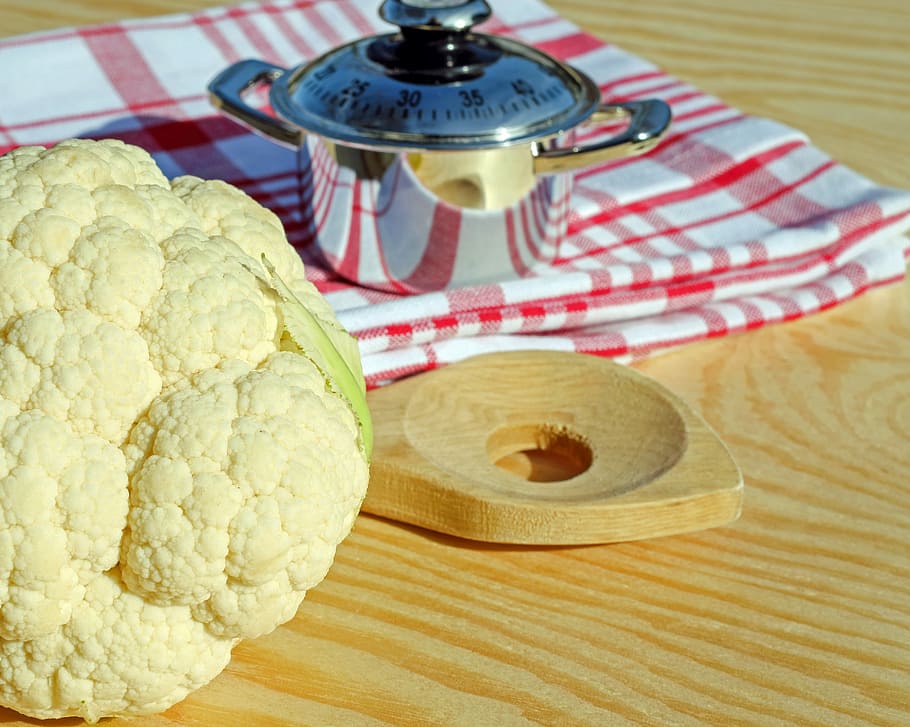 coliflor, al costat, Cassola, verdures, olla, cuinar, Kohl, menjar, sense carn, vitamines, vegetarià, vegà, saborós, saludable, bio, menjar i beguda, a l'interior, frescor, alimentació saludable, taula, benestar, estovalles, cap gent, primer pla, natura morta, vegetals, vista d’angle alt, placa, beure, centrar-se en primer pla, llest per menjar, refresc, tir de l'estudi, vaixella, mat de lloc, 4K