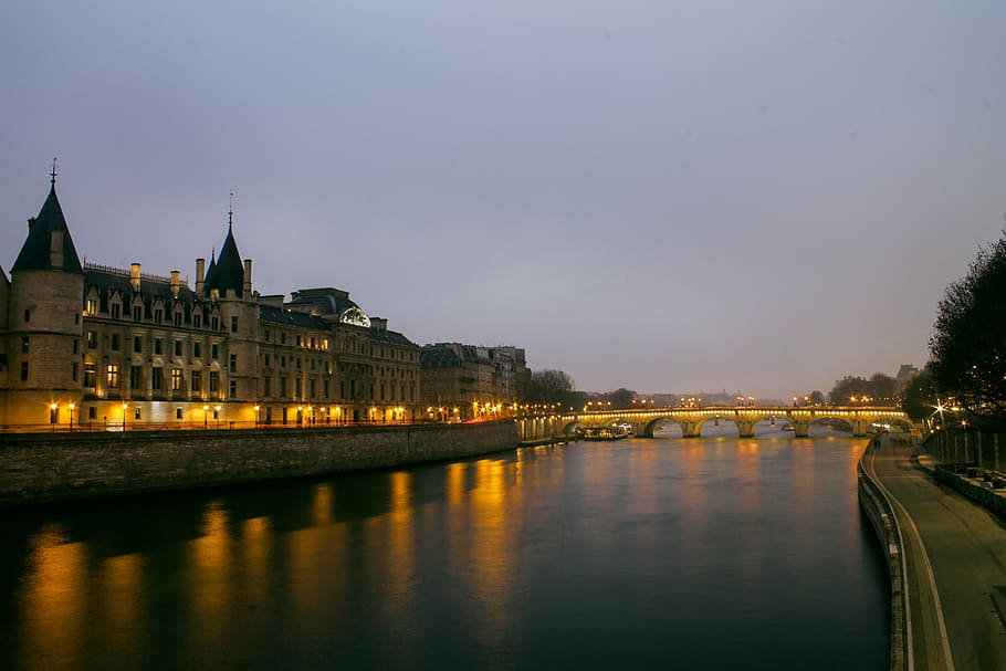 clar, cos, aigua, nit, seu, paris, pont, riu, barri antic, històricament, França, vaixell, ciutat, il·luminat, la seine, destinacions, llocs d'interès, edifici, impressionant, ciutat cosmopolita, arquitectura, reflexió, façana, passeig marítim, romàntic, llums, il·luminació, llum, humor, cel, duplicació, atmosfera, turisme, blau, atmosfèric, a l'aire lliure, destinacions de viatge, cap gent, pont - estructura feta per l'home, exterior de l'edifici, estructura construïda, vespre, naturalesa, connexió, transport, govern, 4K