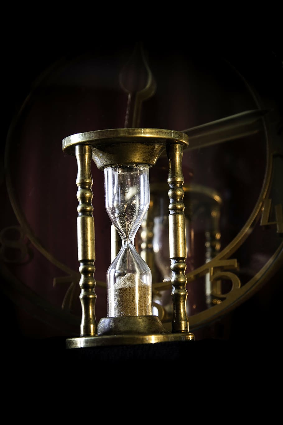 sablar gris, temporitzador d’òvuls, temps, estrelles, misteriós, temporitzador, fantasmal, números, cap gent, tir de l'estudi, fons negre, primer pla, a l'interior, rellotge, dia, Rellotge de sorra, metall, natura morta, sol objecte, terra, llautó, sorra, color daurat, data límit, instrument de mesura, vidre - material, taula, naturalesa, 5K