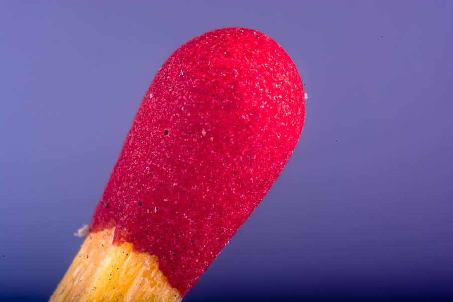 incontro, testa della partita, macro, rosso, girato in studio, sfondo colorato, avvicinamento, blu, nessuno, singolo oggetto, in casa, natura, movimento, colore vibrante, sfondo blu, emozione, copia spazio, trucco, multicolore, cibo e bevande, uno stile di vita sano, 5K