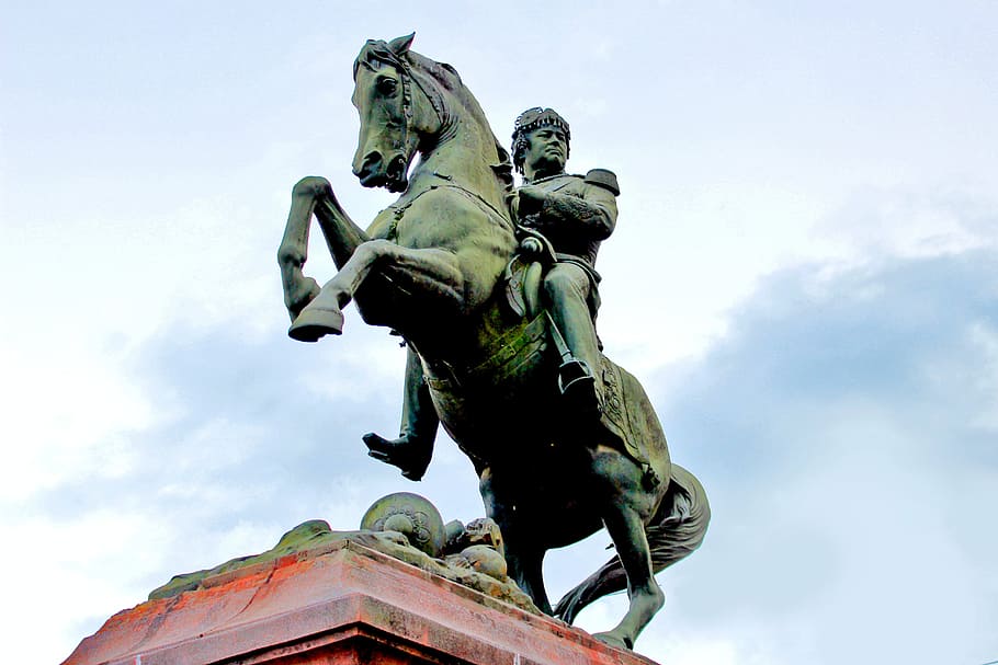 home, muntar a cavall, estàtua del cavall, conquerir, conqueridor, regle, campió, determinació, medalla, cavall, estàtua, esperança, quedar-se quiet, medalló, escultura, cel, vista d’angle baix, núvol - cel, estructura construïda, representació, art i artesania, representació humana, semblança masculina, arquitectura, dia, creativitat, cap gent, naturalesa, història, el passat, a l'aire lliure, bestiar, memorial, àngel, 5K