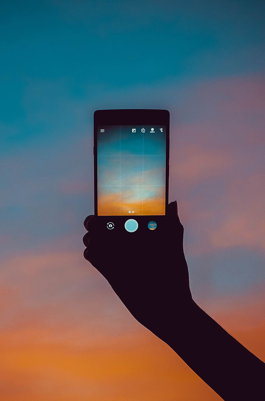 persona, presa, foto, posta de sol, celebració, utilitzant, aplicació de càmera, telèfon, telèfon intel·ligent, telèfon mòbil, mà humana, tecnologia, a l'aire lliure, cel, fotografiar, equipament, tecnologia sense fils, dispositiu d’informació portàtil, comunicació, pantalla del dispositiu, mà, una persona, part del cos humà, persones reals, persona irreconeixible, pantalla, connexió, núvol - cel, estils de vida, silueta, part del cos, dit, 4K