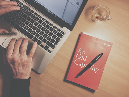 Buch, Stift, Studie, Schule, Tasse, Glas, Apfel, MacBook, Laptop, Computer, Geschäft, Durchsuche, Forschung, Kommunikation, Technologie, Tabelle, kabellose Technologie, Computer Tastatur, drinnen, Tastatur, menschliche Hand, Möbel, High Angle View, Schreibtisch, Holz - Material, Computerausrüstung, Text, Verbindung, Hand, eine Person, westliche Schrift, 4K, CC0, gemeinfrei, lizenzfrei