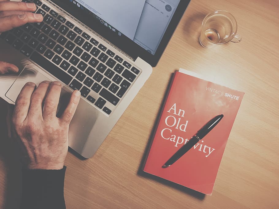 Buch, Stift, Studie, Schule, Tasse, Glas, Apfel, MacBook, Laptop, Computer, Geschäft, Durchsuche, Forschung, Kommunikation, Technologie, Tabelle, kabellose Technologie, Computer Tastatur, drinnen, Tastatur, menschliche Hand, Möbel, High Angle View, Schreibtisch, Holz - Material, Computerausrüstung, Text, Verbindung, Hand, eine Person, westliche Schrift, 4K