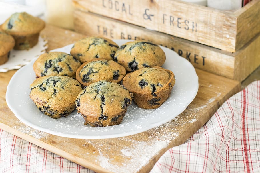 pa, menjar, placa, taula, al forn, fleca, cocció, baia, nabiu, muffin de nabius, pastís, primer pla, cupcake, deliciós, postres, casolà, muffins, pastisseria, natura morta, dolç, saborós, fusta, imatges de drets d’autor, menjar i beguda, frescor, a l'interior, menjar dolç, cap gent, indulgència, cookie, llest per menjar, vista d’angle alt, material de fusta, temptació, centrar-se en primer pla, berenar, 5K