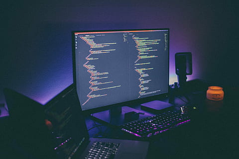 tur, flad, skærmen computer, overvåge, vendt, computer desktop, tech, teknologi, computer, kode, skærm, computerudstyr, computerskærm, meddelelse, forbindelse, internet, indendørs, tastatur, computer tastatur, ingen mennesker, trådløs teknologi, computer netværk, forretning, data, desktop pc, tæt på, bord, tekst, computermus, 5K, CC0, offentligt domæne, royaltyfrie