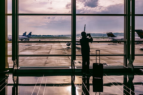 silueta, persona, de peu, frontal, vidre, presa, foto, avió, estands, al costat, equipatge, aeroport, finestra, cel, núvol, estructura, maleta, viatger, sortida, viatjar, vidre - material, vehicle aeri, transparent, transport, zona de sortida de l'aeroport, una persona, manera de transport, núvol - cel, persones reals, reflexió, a l'interior, homes, mirant per la finestra, viatge, terminal de l’aeroport, esperant, 2K, CC0, domini públic, lliure de regalies