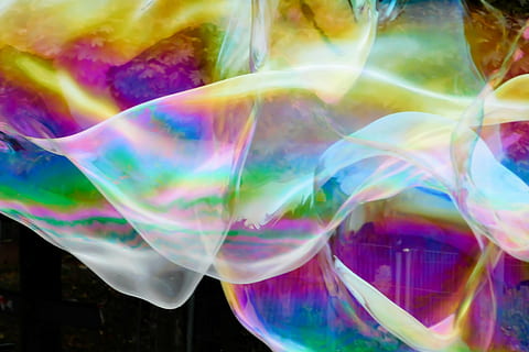 mehrfarbige Kunst, Seifenblase, Blase, fliegen, schweben, Leichtigkeit, bunt, Regenbogenfarben, Bewegung, schwerelos, Farbenspiel, hell, heiter, mehrfarbig, Zerbrechlichkeit, Verletzlichkeit, Nahansicht, Seifenlauge, keine Leute, transparent, Regenbogen, Muster, Natur, Spektrum, Reflexion, Tag, Wasser, Vollbild, Hintergründe, 4K, CC0, gemeinfrei, lizenzfrei