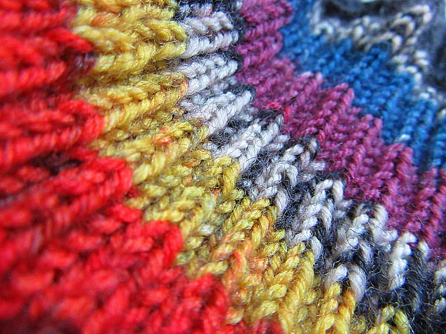 Stricken, farbig, gemischt, wolle, Muster, Kunsthandwerk, Hobby, bunt, heiß, Farben, Textil-, Material, Nahansicht, Hintergründe, Mode, Kunst, Kleidung, Sweatshirt, gewebte, Makro, Vollbild, mehrfarbig, Kunst und Handwerk, selektiver Fokus, keine Leute, Kreativität, gestrickt, texturiert, rot, drinnen, warme Kleidung, Winter, Weichheit, 5K