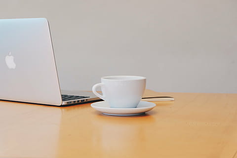 biały, ceramiczny, filiżanka do herbaty, oprócz, srebrny macbook, macbook, laptop, komputer, technologia, biurko, gabinet, biznes, Kawa, Puchar, stół, kawa - napój, technologia bezprzewodowa, kubek, drink, filiżanka kawy, połączenie, porozumiewanie się, spodek, jedzenie i picie, odświeżenie, wewnątrz, porcelana, martwa natura, drewno - materiał, żadnych ludzi, za pomocą laptopa, filiżanka herbaty, 4K, CC0, domena publiczna, darmowe zdjęcia