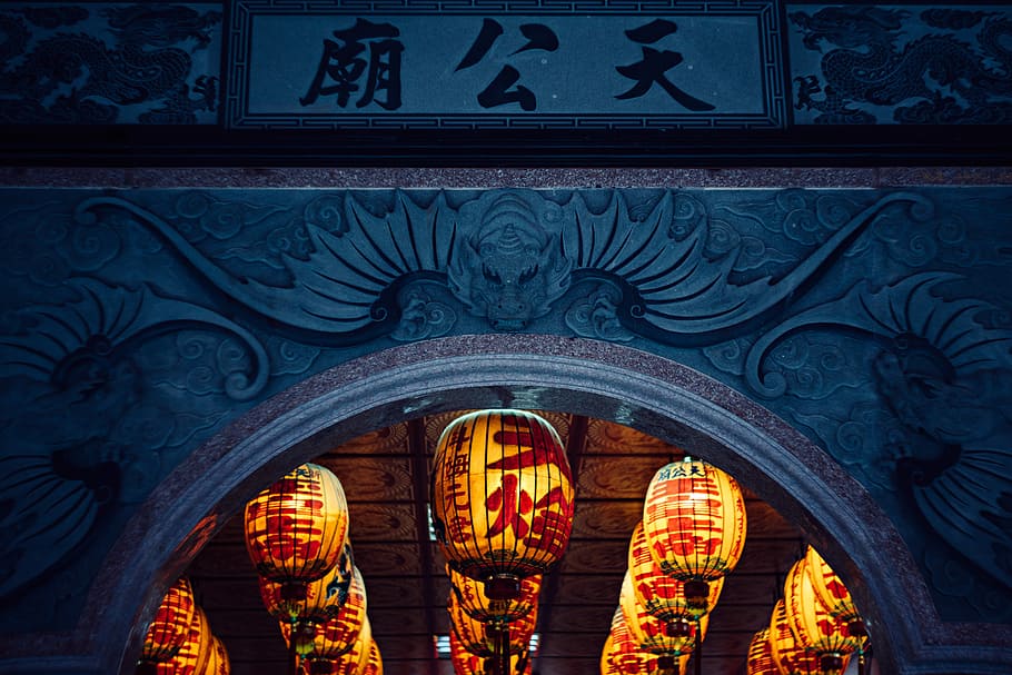 Drachen geprägte Wand, chinesische Laternen, Laterne, Licht, Bogen, Gebäude, die Architektur, gebaute Struktur, Kunst und Handwerk, keine Leute, Gebäudehülle, Flachwinkelansicht, Geschichte, die Vergangenheit, Kunst, Anbetungsstätte, Darstellung, Religion, Eingang, Tag, Stadt, Glauben, Kreativität, Dekoration, Lichtanlage, aufwendig, architektonische Säule, Decke, 5K