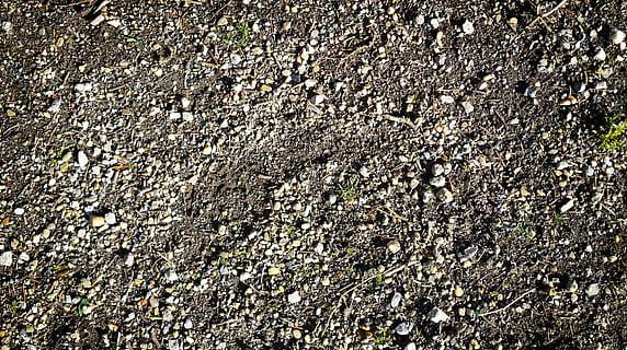 Kieselstein, unter Tage, Boden, Hintergrund, Textur, Garten, Natur, Erde, braun, grau, Vollbild, Hintergründe, texturiert, keine Leute, Tag, Rau, Nahansicht, Muster, direkt darüber, High Angle View, draußen, Sonnenlicht, solide, Schmutz, Asphalt, Pflanze, Feld, Land, Stein - Objekt, Beton, 4K, CC0, gemeinfrei, lizenzfrei