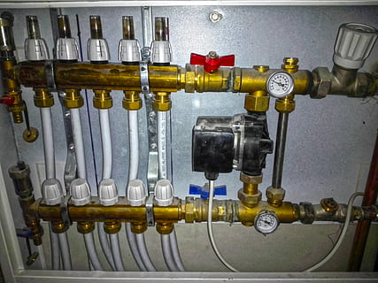 cinzento, Castanho, tubo, mangueira, divisor, separador, aquecimento, aquecimento de piso, válvula, quente, agua, bomba, dentro de casa, metal, tecnologia, conexão, indústria, ninguém, ao controle, equipamento, peça da máquina, fechar-se, válvula de maquina, tubo - tubo, máquinas, calibre, discar, em uma sequência, o negócio, 4K, CC0, domínio público, royalty free