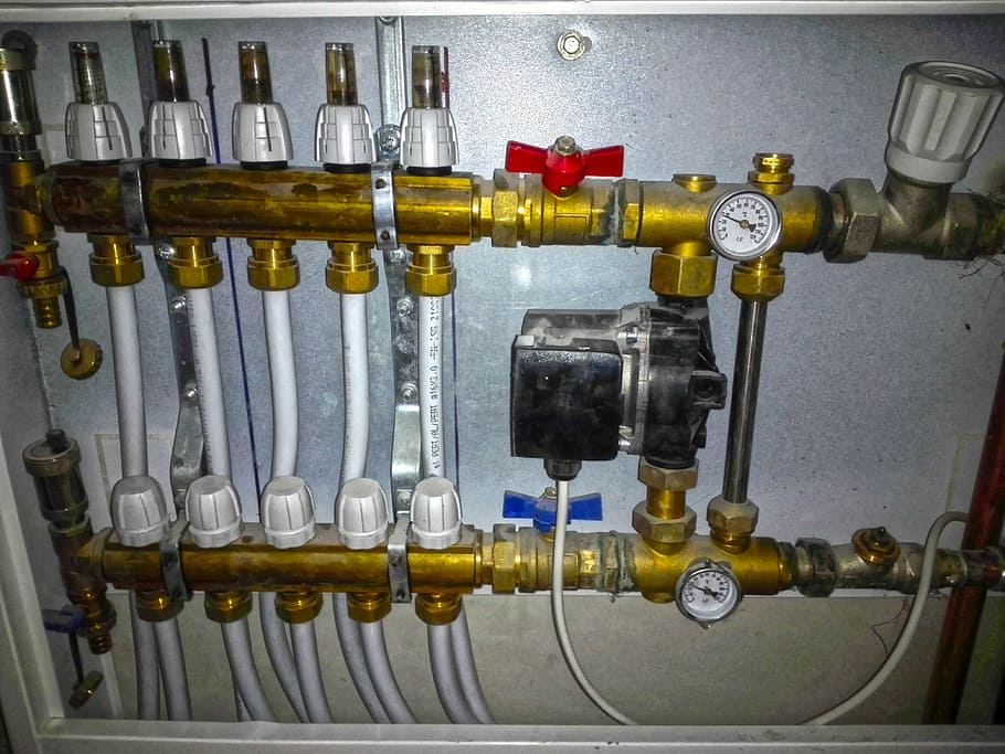 gris, marró, canonada, mànega, divisor, separador, calefacció, calefacció per terra radiant, vàlvula, calenta, aigua, bomba, a l'interior, metall, tecnologia, connexió, indústria, cap gent, control, equipament, part de la màquina, primer pla, vàlvula de màquina, tub de tub, maquinària, calibre, marcar, en fila, negocis, 4K
