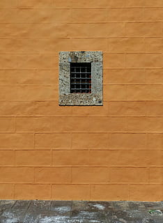 vindu, grating, fasade, vegg, åpning, kloster, lagunen, arkitektur, gammel, bygge eksteriør, bygget struktur, ingen folk, dag, utendørs, veggbyggingsfunksjon, bygning, boligområde, hus, lukket, beskyttelse, mønster, sikkerhet, lav vinkel visning, murvegg, murstein, 2K, CC0, offentlig domene, opphavsrett gratis