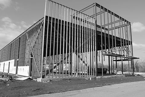 fotografia en escala de grisos, gris, construcció de metalls, durant el dia, edifici, marc, construcció, arquitectura, acer, disseny, estructura, estructura construïda, industria de la construcció, cel, dia, exterior de l'edifici, naturalesa, cap gent, abandonat, indústria, vista d’angle baix, metall, núvol - cel, obsoleta, a l'aire lliure, espatllat, lloc de construcció, incomplet, aixafar, deteriorament, arruïnat, 4K, CC0, domini públic, lliure de regalies