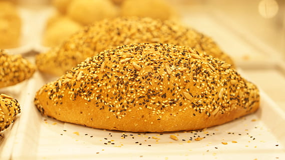 bageri, brød, kage, mad, mad og drikke, bagt, fuldkorn, sund kost, sesam, friskhed, frø, sesamfrø, bolle, ingen mennesker, birkes, velvære, tæt på, indendørs, butik, bagel, klar til at spise, morgenmad, Brunt brød, kulhydrat - mad type, 1080P, CC0, offentligt domæne, royaltyfrie