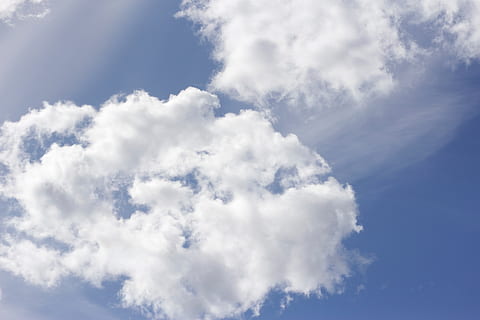 Sky, himmel, himlen skyer, blå, natur, sol, luft, skyer himmel, lys, skyer, udendørs, dag, sky - himmel, cloudscape, hvid farve, baggrunde, scenics - natur, skønhed i naturen, ro, idyllisk, ingen mennesker, vind, miljø, atmosfære, overskyet, fluffy, lyse, ren, meteorologi, klima, blødhed, 5K, CC0, offentligt domæne, royaltyfrie