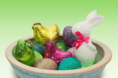 Ostern, Osternest, Osterhase, Porzellan, Schleife, Ei, farbig, Henne, bunt, Osterei, Osterdekorationen, Brauch, Lebensmittel, hartgekocht, bemaltes Ei, Frühling, Dekoration, rutschen, Schokolade, Gold, Grün, Rosa, Türkis, violett, meister lampe, Studioaufnahme, Feier, Essen und Trinken, mehrfarbig, Süßes Essen, drinnen, farbiger Hintergrund, Stillleben, Urlaub, keine Leute, Süss, Wahl, Variation, Nahansicht, lebendige Farbe, Versuchung, 4K, CC0, gemeinfrei, lizenzfrei