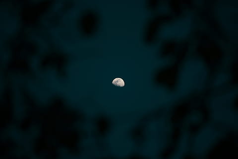 foto de lluna, fons, resum, naturalesa, defocated, il·luminat, marc complet, cap gent, nit, primer pla, lluna, lluna plena, espai, bellesa a la natura, cel, astronomia, blau, a l'aire lliure, centrar-se en primer pla, tranquil·litat, enfocament selectiu, escenics - natura, fosc, cercle, astrologia, eclipsi, 4K, CC0, domini públic, lliure de regalies