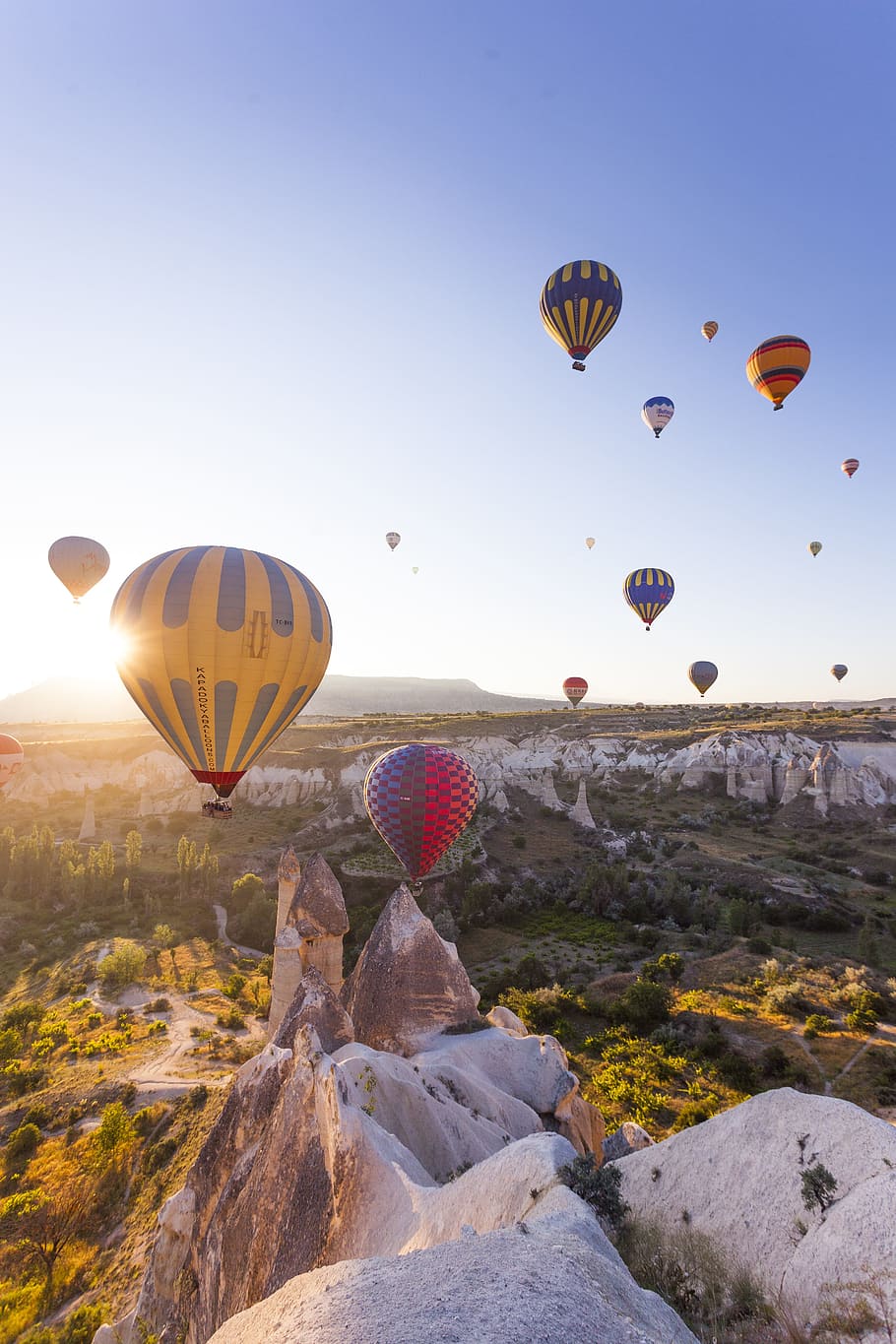 antenne, fotografering, hed, luftballoner, luftfotografering, varmluftballon, Kappadokien, flyvende, goreme, Nevşehir, eventyr, himmel, anatolien, luftfartøj, varme - temperatur, rejse, kurv, tuf, udendørs, natur, luft, landskab, blå, geologi, transportmidler, Tyrkiet - Mellemøsten, scenics, rock formation, Midt i luften, ballooning festival, rock-objekt, ballon, klippe, skønhed i naturen, bjerg, solid, scenics - natur, ekstrem sport, transportform, ikke-urbane scene, ingen mennesker, 5K