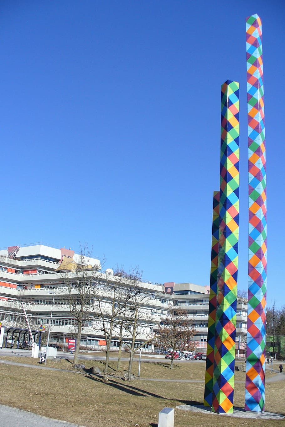 uni, Ulm, kunst, multi farvet, arkitektur, bygning udvendig, bygget struktur, skyfri himmel, blå, himmel, natur, kopiere plads, ingen mennesker, by, dag, bygning, udendørs, rejsemål, tårn, Kunst og håndværk, bare træ, træ, kontorbygning udvendig, skyskraber, finansdistrikt, 2K